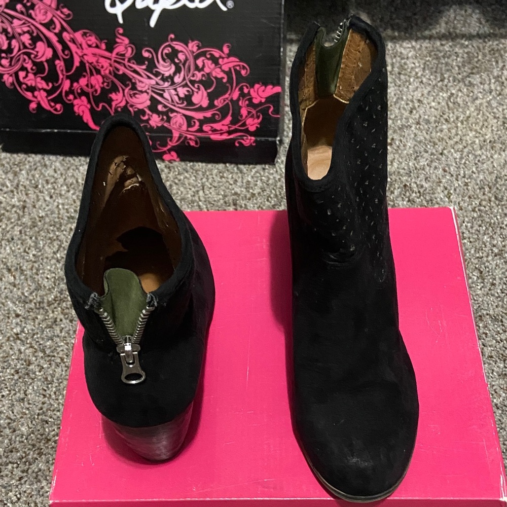 Qupid Black Textured Ankle Booties